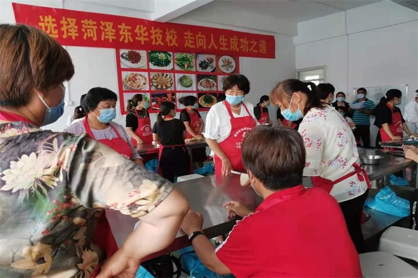 點擊查看詳細信息<br>標題：餐飲面點培訓中 閱讀次數：4772